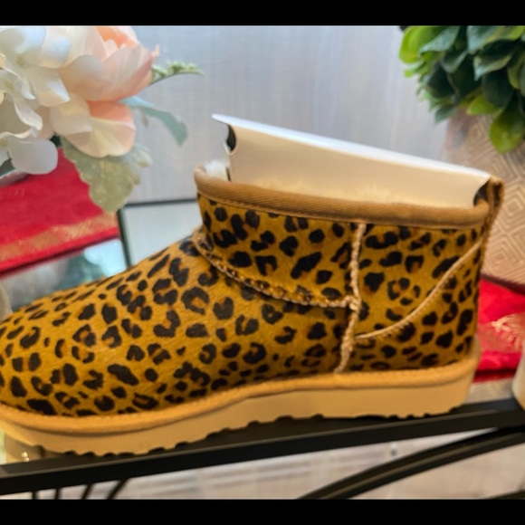 BNIB Authentic Ugg Woman’s Ultra Mini Leopard Boots - Picture 16 of 16